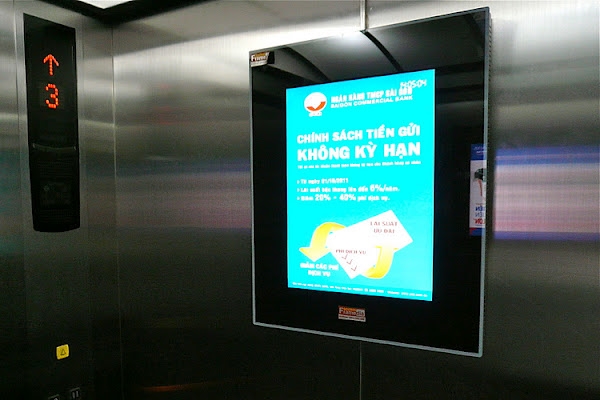 Không ai còn xa lạ với những tranh điện quảng cáo trong thang máy như thế này nữa! 
