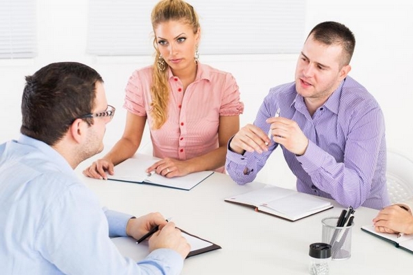 Làm Marketing Assistant phải chịu áp lực khá lớn từ công việc và từ chính cấp trên của mình nữa (Nguồn ảnh: Internet)
